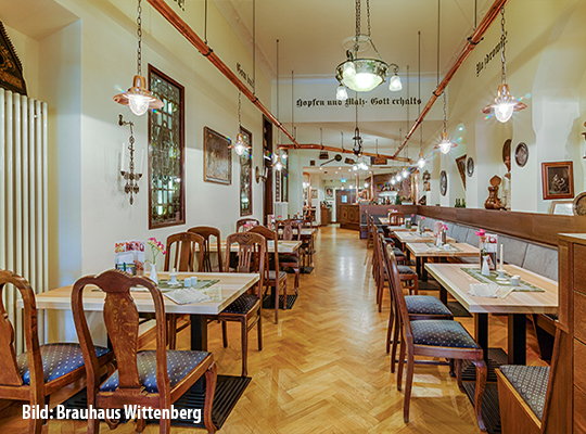 Langer Restaurantkorridor mit vielen gemütlichen Sitzgelegenheiten und schöner antiker Einrichtung
