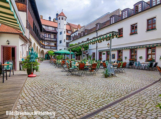 Schöne Terrasse des Brauhauses mit vielen Sitzmöglichkeiten in der Sonne