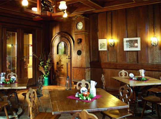 Rustikaler Speißesaal des Hofbräukeller mit Möbken aus dunklem Holz
