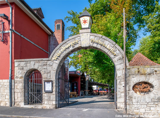 Eingangstor des Würzburger Hofbräukellers.