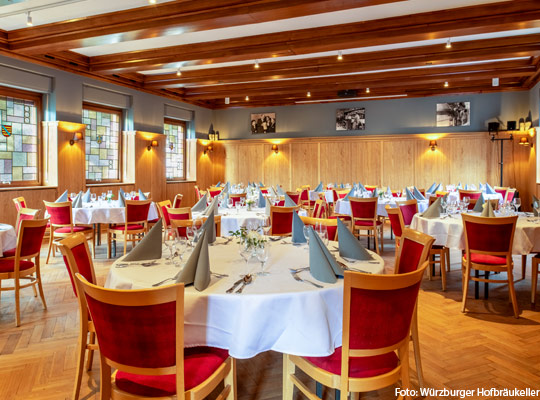 Schöner Innenraum im Würzburger Hofbräukeller mit toll eingedeckten Tischen.