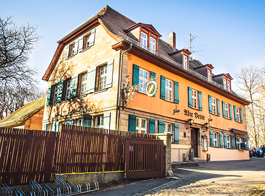 Sonnenbestrahltes Restaurantgebäude in der Außenansicht