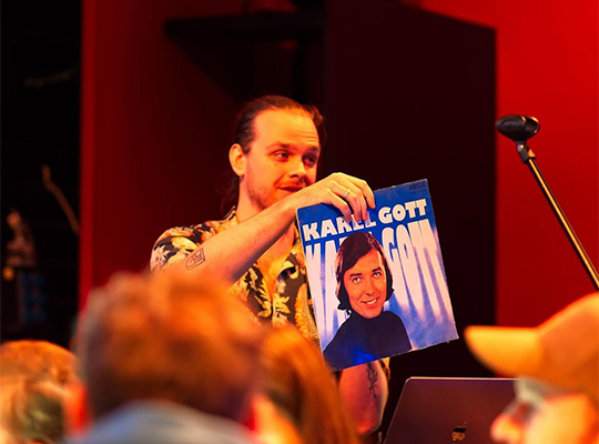 Moderator präsentiert Schallplatte 