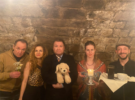 gemischte Theatergruppe in Gewölbekeller