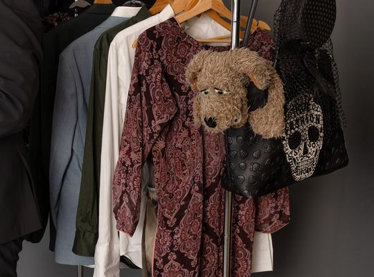 Nahaufnahme Kleiderstange mit Totenkopf-Handtasche