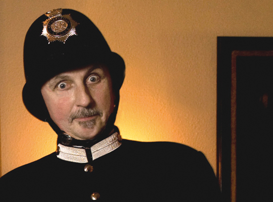 Ein englischer Polizist schaut schockiert - Darsteller Krimidinner "Sir Williams Geheimnis"