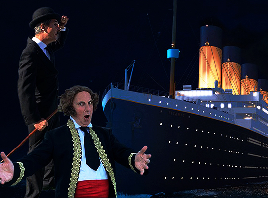 Zwei der damaligen Zeit gemäß gekleidete Künstler stehen vor der gigantischen Titanic.