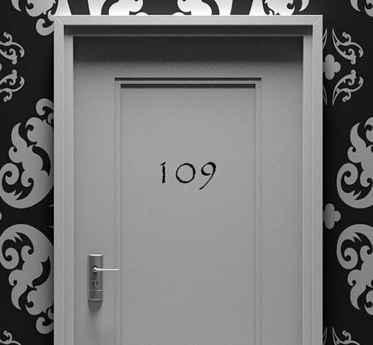Aufwändige Tapete mit weißer Tür im Zentrum, auf der Tür der Aufdruck 109