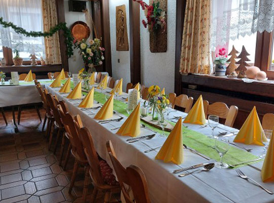 Innenansicht Gasthauses Bad mit schön gedecktem Tisch